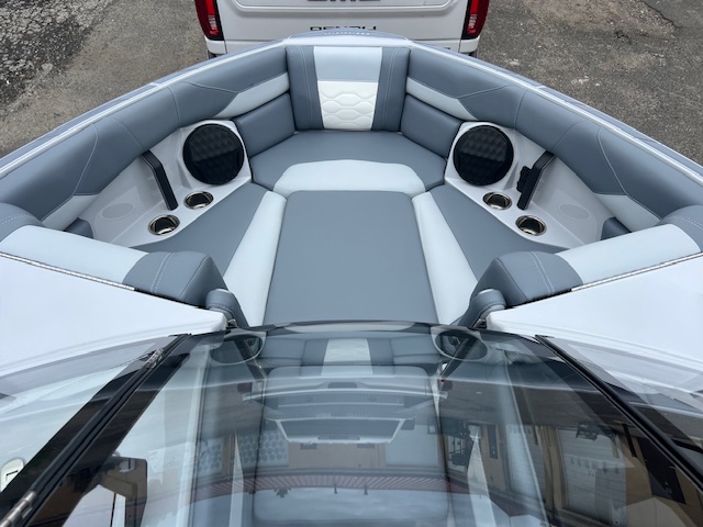 2025 Malibu 23 LSV Icon